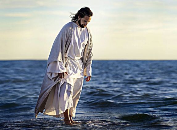 Jesús camina sobre las aguas